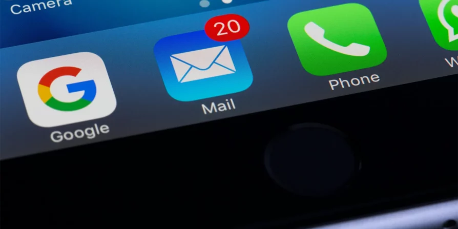 Schermata di uno smartphone con icone di Google, Mail, Telefono e WhatsApp, con una notifica rossa sulla Mail che indica 20 messaggi non letti