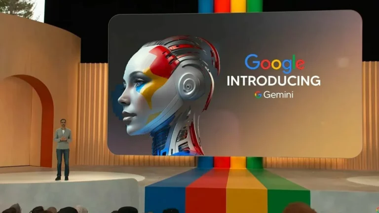 Presentazione di Google con un robot stilizzato sullo schermo, mentre viene introdotto "Gemini", con un presentatore in piedi su un palco decorato con bande colorate